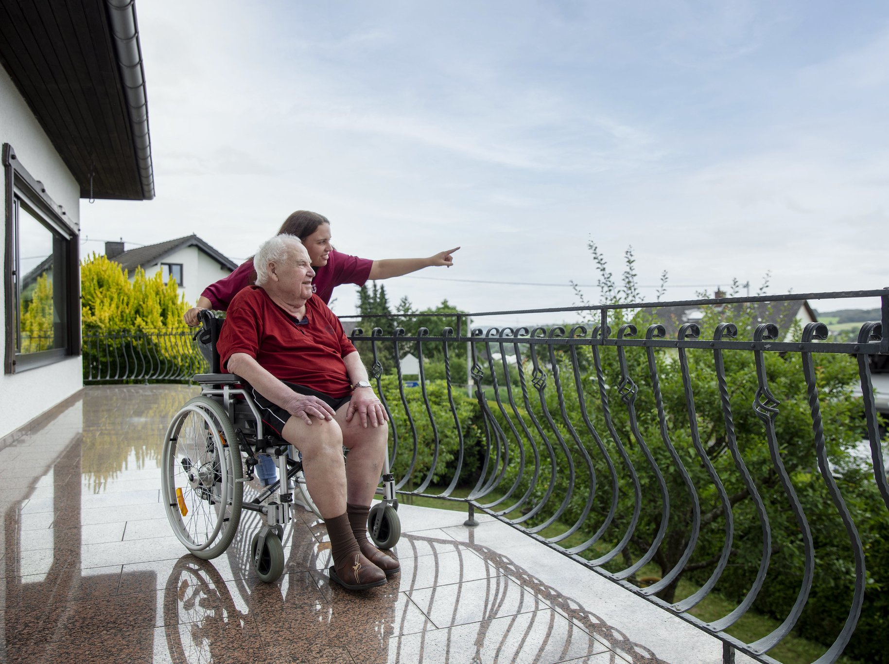 Das großzü gige Haus - eine ehemalige Hotelpension mit einem gep#legten Garten, Terrassen und großen Balkonen - wirkt sehr einladend, um sich hier wohl fü hlen zu kö nnen.