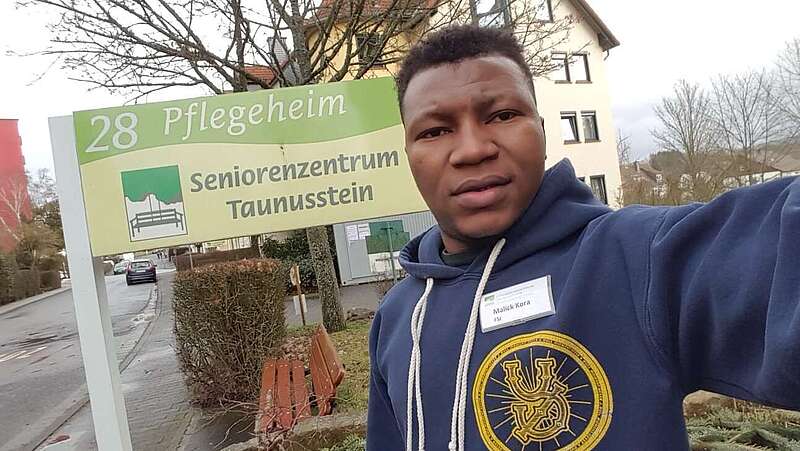 Abdou Malick Kora sammelt als Freiwilliger Erfahrungen in sozialen Einrichtungen in Deutschland. Er wird von EVIM dabei begleitet.